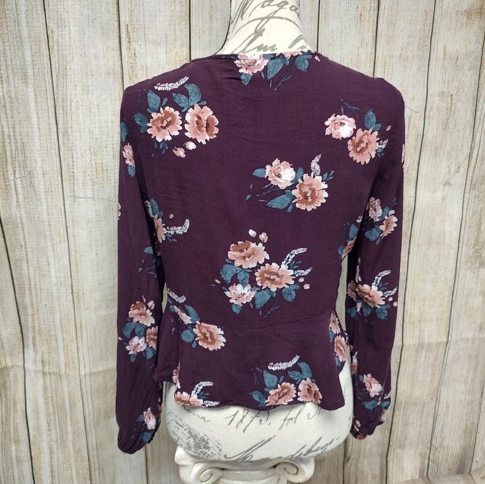 💥 3/$20 Wild Fable Medium Floral Wrap Peplum Top - Plum - Picture 7 of 10